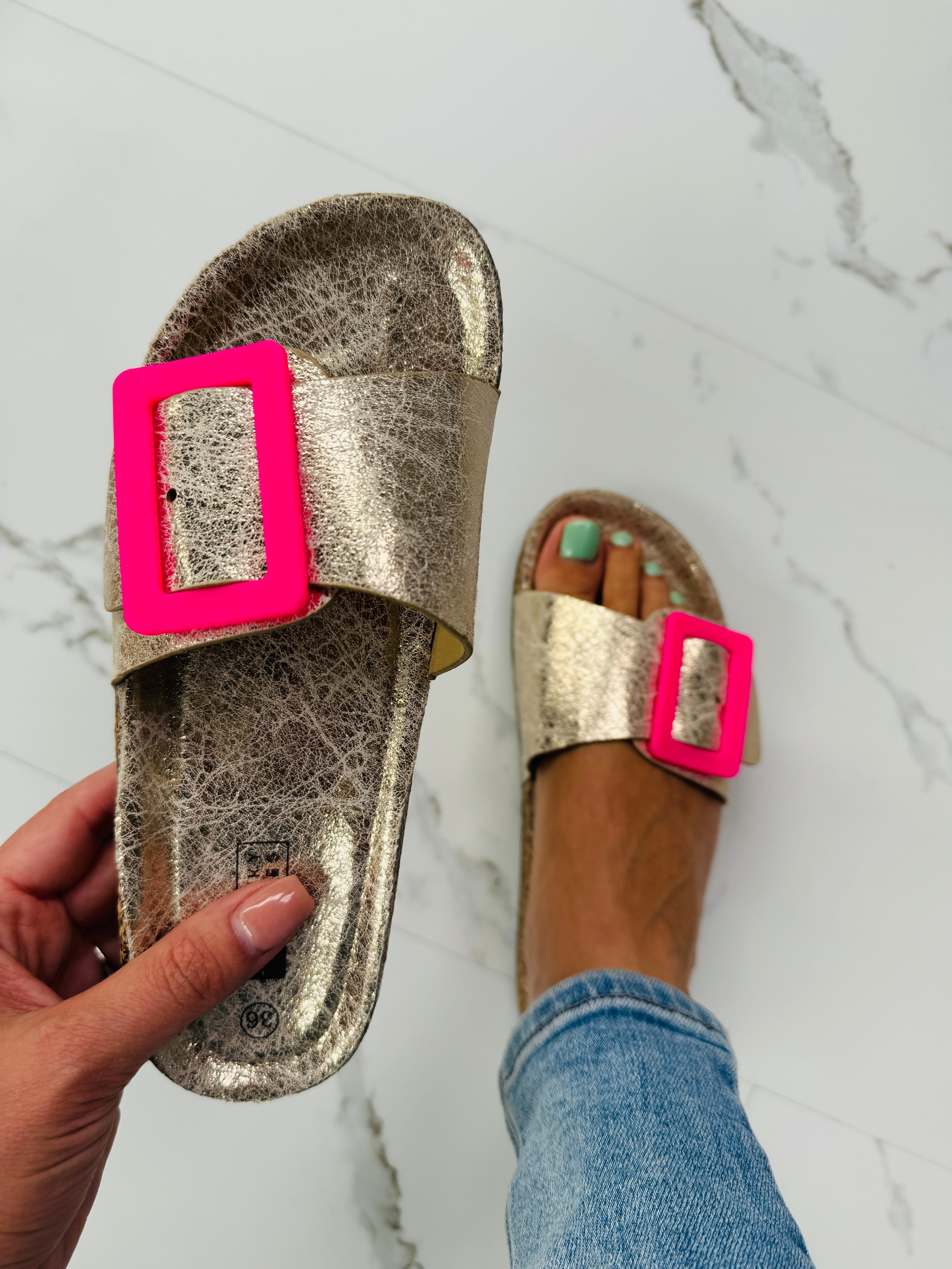 SANDALIAS DORADAS CON HEBILLA
